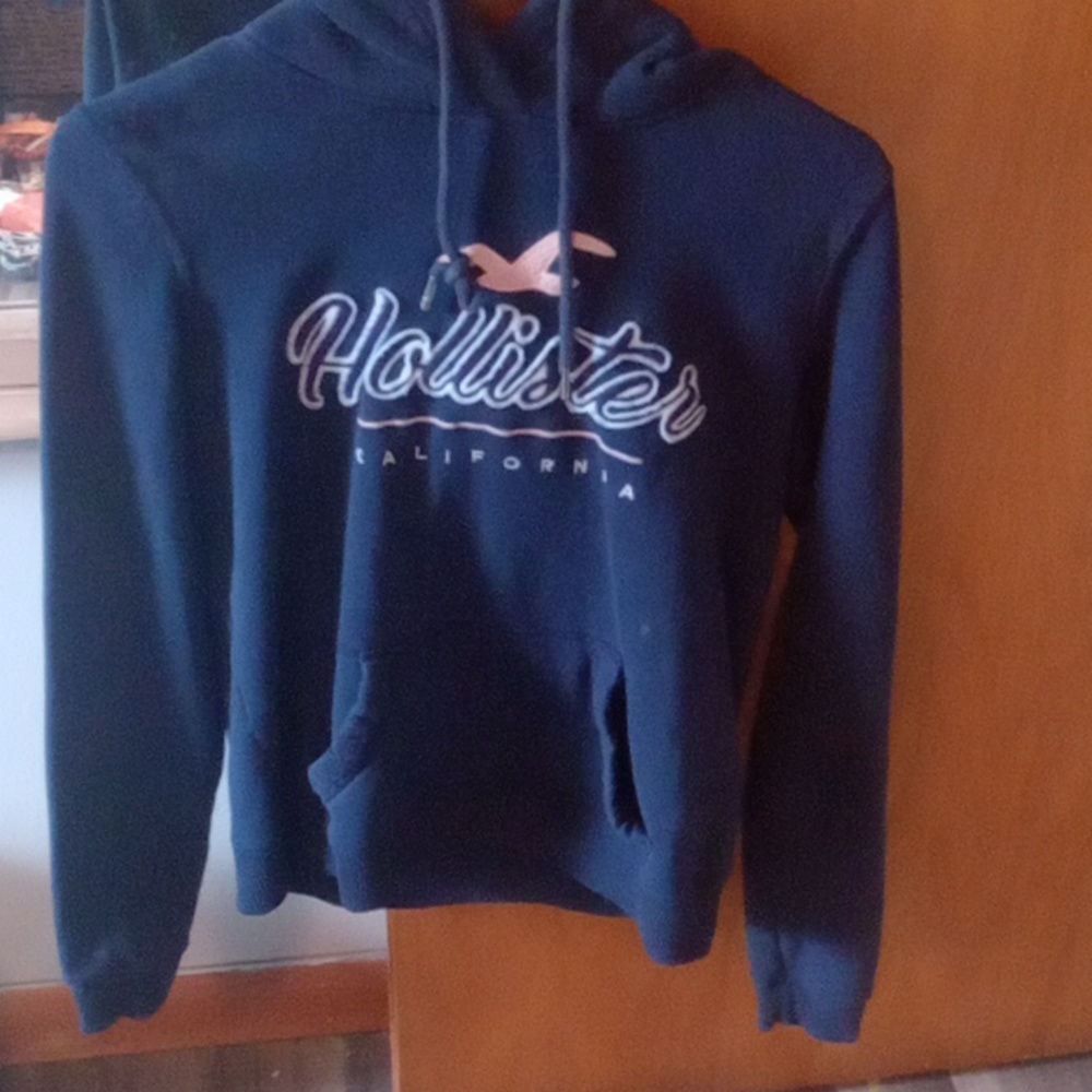 Girls Hollister pullover size xs new without tags been worn forthcoming